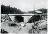 Byggnation av vägport vid Mälby, på sträckan mellan Skebokvarn och Flen.