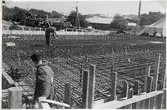 Byggnationen av ny järnvägsviadukt över Norrtullsgatan. Bygge av brobana, armering slutförd.
