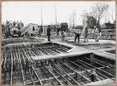 Gjutning av brodäcket till vägport av järnbetong i Tredje Avenyen, Hässleholm. November 1917.