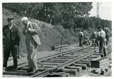 Förste baningenjör Laurell inspekterar en provsträcka på linjen mellan Sösdala och Tjörnarp.