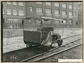 Förbränningsmotordressin. 
Tillverkad 1914 Hults Bruk i Kolmården. 
Ofjädrade hjulaxlar. Fjädrat säte. 
Bromshandtaget går till bromsband, som ligger direkt på hjulens löpbanor.