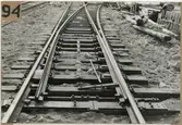 Rälsutbyte med 1924 års räler och Hey-Backbefästning, spår 2 Loster hösten 1957.