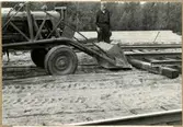 Rälsutbyte med 1924 års räler och Hey-Backbefästning, spår 2 Loster hösten 1957.
