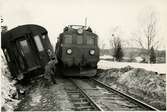 Tåg 93, Nordpilen, efter urspårning på sträckan mellan Simeå och Undersvik 1956-03-27.
Statens Järnvägar, SJ Mg 619.