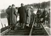 Inspektion av räler i samband med urspårningen av tåg 93 'Nordpilen' på sträckan mellan Simeå och Undersvik 1956-03-27.