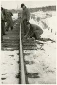 Banarbete efter urspårning av tåg 93, Nordpilen, på sträckan mellan Simeå och Undersvik 1956-03-27.