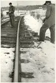 Banarbete efter urspårning av tåg 93, Nordpilen, på sträckan mellan Simeå och Undersvik 1956-03-27.