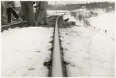 Banarbete efter urspårning av tåg 93, Nordpilen, på sträckan mellan Simeå och Undersvik 1956-03-27.