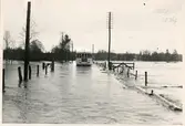 Motorvagn vid översvämningen i Halmstad 1951.