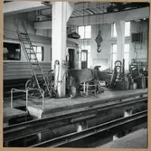 Statens Järnvägar, SJ. En verkstadsinteriör i Vännäs. 
En rälsbuss servas.