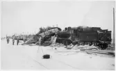 Statens Järnvägar, SJ E 1456.

Personal samt godsvagnar och ånglok med tender vid järnvägsolycka.