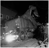 Arbete vid ellok efter tågolycka.