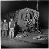 Vagn och personal vid olycksplats.