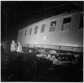 Statens Järnvägar, SJ Co8 2577 och personal efter tågolycka.