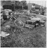 Gods och bagage med resande i bild efter tågolycka.