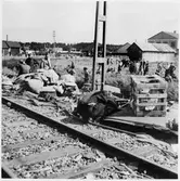 Folksamling vid spår efter tågolycka.