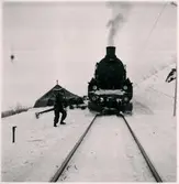 Ånglok och personal på järnvägslinje mellan Kiruna och Riksgränsen.