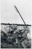 Snö, is och skadad telefonstolpe efter översvämning i Tornedalen.