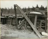 Hjulaxlar tillhörande urspårade malmvagnar vid olyckan i Nattavaara 1953. I förgrunden krökt järnvägsräl.
