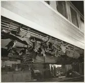 Skador i underredet på A-vagnen efter olycka vid hållplatsen Arket 1951.