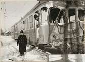 Statens Järnvägar, SJ YCo6 834 och UCFo6y 1845 skador efter kollision med Nordpilen 1955.