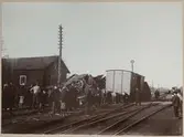 Statens Järnvägar, SJ G 8954.

Folksamling med barn vid urspårningsolycka på bangård.