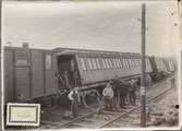 Personal vid urspårade vagnar på linjen mellan Älmhult och Killeberg.
Statens Järnvägar, resgodsvagn SJ G1f, personvagn SJ Bco1 modell 1896 samt därefter en postvagn.