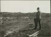 Effekterna av jordskredet i Smedsberg som bröt förbindelsen via järnväg mellan Munkedal och Dingle, beskådas av baningenjören Anton Larsson.