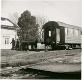 Urspårad sovvagn från Granbo-olyckan på perrong. Statens Järnvägar, SJ ACo4 3818.