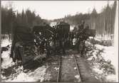 Personal som står vid godsvagnar och dess innehåll efter olycka mellan Gastsjön och Kälarne i Jämtland på 1920-talet.