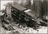 Statens Järnvägar, SJ godsvagn 9778 och SJ godsvagn 8874 liggande  efter olycka mellan Gastsjön och Kälarne i Jämtland på 1920-talet.