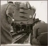 Statens Järnvägar, SJ E10 1742 provkör växeln där en urspårning tidigare skett.

Ånglok på växelkorsning efter urspårning i Simeå mars 1961.