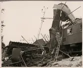 Statens Järnvägar, SJ D 595 med godsvagn på taket efter olycka i Mellansjö augusti 1945.