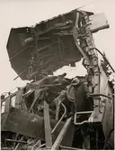 Statens Järnvägar, SJ D 595 med krockskadad godsvagn på taket efter olycka i Mellansjö augusti 1945.