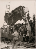 Statens Järnvägar, SJ D 595 med krockskadad godsvagn på taket efter olycka i Mellansjö augusti 1945.