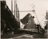 Krockskadade godsvagnar varav en på högkant efter olycka i Mellansjö augusti 1945.