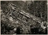 Statens Järnvägar, SJ Oe 74 och SJ Oe 75 ligger upp och ner efter jordskred i närheten av Straumsnes på linjen mellan Riksgränsen och Narvik augusti 1937.