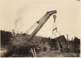 Urspårning vid Älvho 1950. Uppröjningsarbete med hjälp av ångkran.