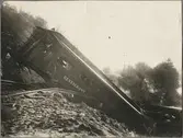 Statens Järnvägar, SJ ABo3 2466 på högkant efter raset i Getå den 1 okotber 1918.