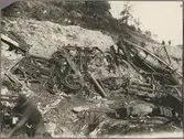 Vrakdelar i slänten efter raset i Getå den 1 oktober 1918.