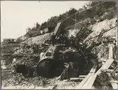 Röjningsarbete pågår efter raset i Getå den 1 oktober 1918. Statens Järnvägar, SJ F 1200 och ABo3 2466 är två av de inblandade fordonen.