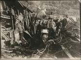 Män vid järnvägen under röjningsarbetet från jordskredet i Getå den 1 oktober 1918.