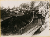 Arbetare vid järnvägen som röjer efter jordskredet i Getå den 1 oktober 1918 som orsakade en tågolycka. Statens Järnvägar, SJ F 1200 och restaurangvagnen SJ ABo3 2466 är två av de fordon som var inblandade.