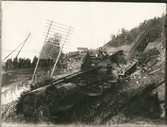 Statens Järnvägar, SJ F 1200 och SJ ABo3 2466 har rasat utför slänten vid Getå på grund av jordskredet den 1 oktober 1918.