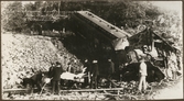 De omkomna vid Getåolyckan transporteras bort. Olyckan inträffade den 1 oktober 1918 där bland annat, Statens Järnvägar, SJ F 1200 rasade nedför slänten efter ett banvallsras.