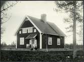 Boställshus vid Lappträsk. Station anlagd 1915. En- och enhalvvånings träbyggnad. Två banvaktsbostäder i hus 9 en 3 rum och kök samt en 2 rum och kök. Stationshuset troligen nr 338.