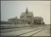 Haparanda stationshus.
Stationshus i tegel 1915. Arkitekt F Zettervall. K-märkt 1986. Stationen anlades 1915, stationen färdig 1919. Provisorisk trafik öppnad 1915-06-18 .
Persontrafik inledd till Haparanda hamn 1916-01-21.