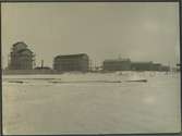 Brobyggnaden över Torne älv.
Varmhus kring pelare.
Banan och bron över gränsen byggdes 1919.