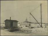 Brobyggnaden över Torne älv.
Kran med gripskopa.
Banan och bron över gränsen byggdes 1919.