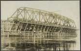 Brobyggnaden över Torne älv.
Ställningsbroar och brospannens montering.
Banan och bron över gränsen byggdes 1919.